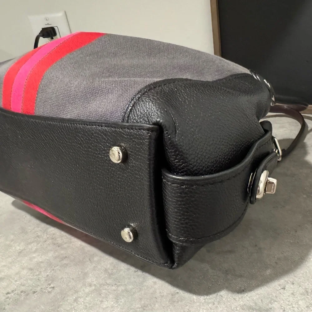 Coach Edie 31 Horse and Carriage Shoulder Bag! - Picture 4 of 12